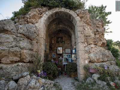 Sul ciglio del sentiero, nascosta fra la natura inselvatichita, si cela una piccola cappella votiva ricavata in un trullo in parte crollato. Al suo interno trovano spazio un altarino, quadri e ricami dedicati alla Vergine e a Padre Pio